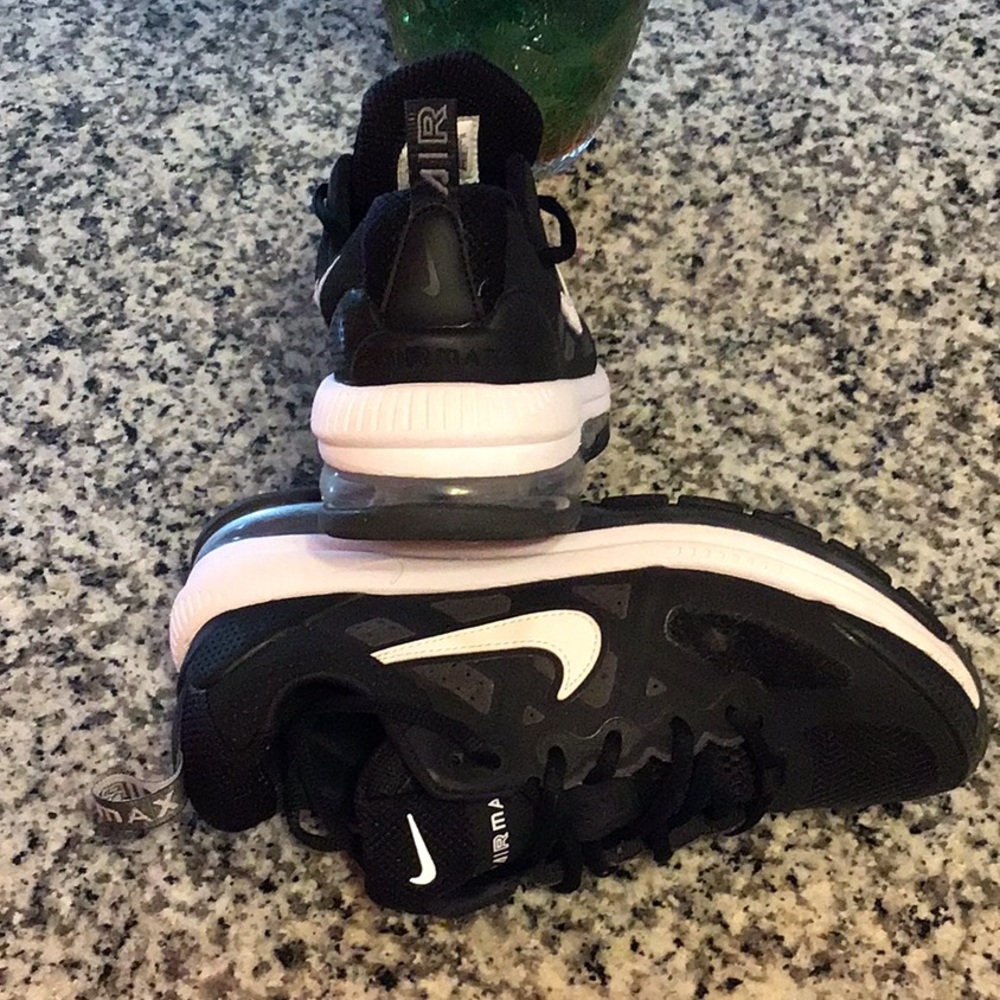 Nike Black and White Sneakers Sleek Low-Top Design - Picture 8 of 8